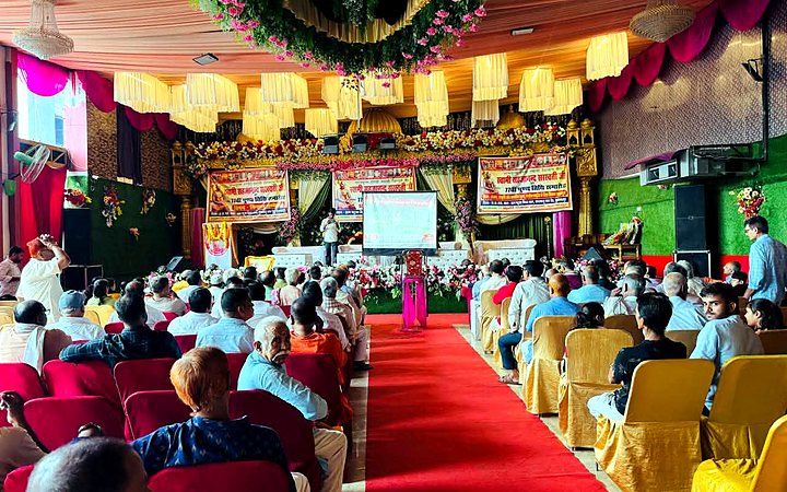Audience gathered at the 77th Swami Sahajanand Ji Punya Tithi event