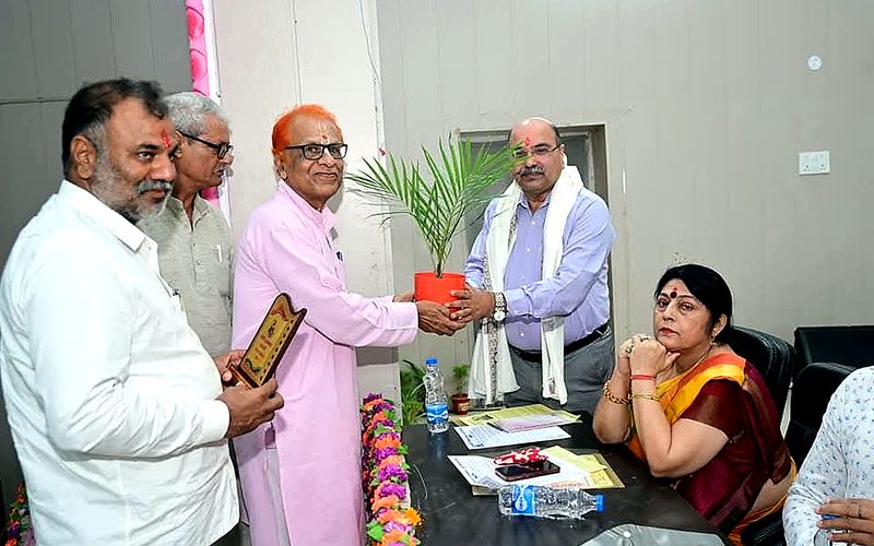 Plant being presented at a meeting