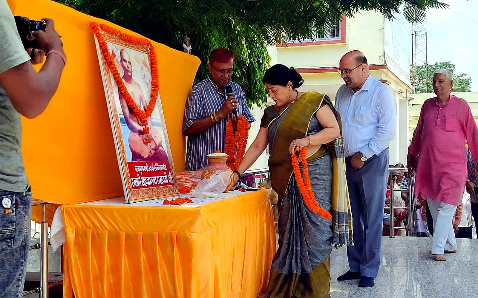 Offering flowers at a Swami Sahajanand Saraswati tribute